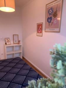 Schlafzimmer mit einem Bett und Bildern an der Wand in der Unterkunft Ferienwohnung Wanderlust in Bad Rothenfelde
