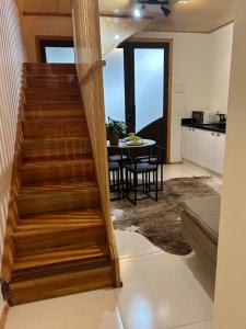 a stairway in a living room with a table at Lofts Urbano in Urubici