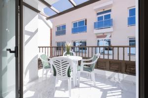 patio con mesa y sillas en el balcón en Aqua Viva - Playa San Juan en Playa de San Juan