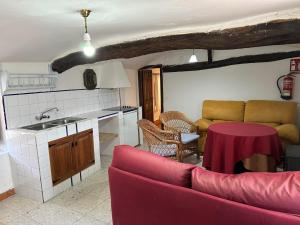 Kuchyň nebo kuchyňský kout v ubytování Casa Rural El Reloj