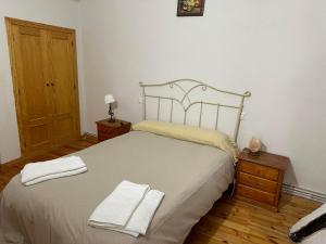 Postel nebo postele na pokoji v ubytování Casa Rural El Reloj