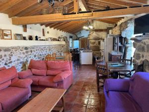 salon z kanapami i stołem oraz kuchnia w obiekcie Reloj w mieście Salobralejo