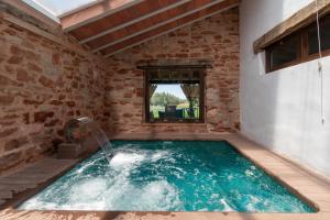 bañera de hidromasaje en una habitación con ventana en Finca & SPA Vereda Real, en Alcaraz