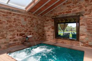 bañera de hidromasaje en una habitación con ventana en Finca & SPA Vereda Real, en Alcaraz