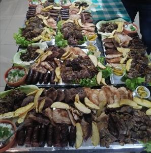grupa różnych rodzajów żywności na stole w obiekcie S.R.C BELLA CASA w mieście Crvena Voda