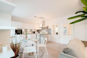 een woonkamer en een keuken met een tafel en stoelen bij Chic & Spacious City Center Retreat in Belair in Luxemburg
