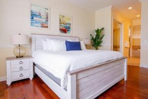 Postel nebo postele na pokoji v ubytování Grand Marina Suite -Waterfront Condo + 7 fotografií