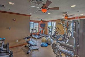 um ginásio com vários equipamentos de exercício numa sala em Grand Marina Suite by Brightwild-Waterfront Condo em Key West