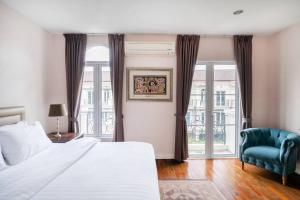 Un pat sau paturi într-o cameră la MIQ_home403/Asok BTS/Resort Pool/9pax/1000MbWifi +65 fotografii