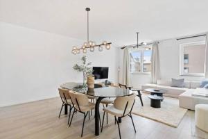 comedor y sala de estar con mesa y sillas en Stylish Retreat in Bivange Roeser en Roeser