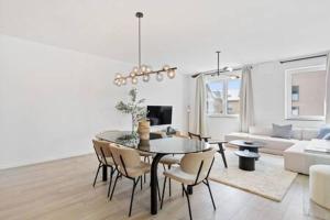 comedor y sala de estar con mesa y sillas en Stylish Retreat in Bivange Roeser, en Roeser