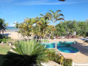 Blick auf ein Resort mit Pool und Strand in der Unterkunft pousada mandala in Cumuruxatiba
