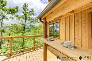 En balkon eller terrasse på The Hickory in Treehouse Grove at Norton Creek