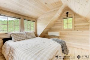 um quarto num chalé com uma cama em The Moosewood in Treehouse Grove at Norton Creek em Gatlinburg