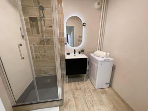 La salle de bains est pourvue d'une douche, de toilettes et d'un lavabo. dans l'établissement Au cœur des Arènes - Parking privé, à Metz