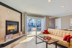 Posezení v ubytování Awesome 3BR 2BTH 1 Block To Beach C2