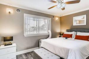 Rúm í herbergi á Awesome 3BR 2BTH 1 Block To Beach C2