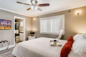 Rúm í herbergi á Awesome 3BR 2BTH 1 Block To Beach C2