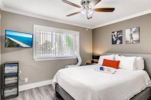 Rúm í herbergi á Awesome 3BR 2BTH 1 Block To Beach C2