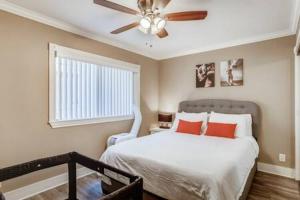 Rúm í herbergi á Awesome 3BR 2BTH 1 Block To Beach C2
