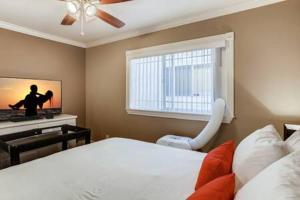 Rúm í herbergi á Awesome 3BR 2BTH 1 Block To Beach C2