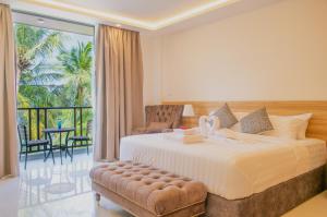 una camera da letto con un letto grande e un balcone di Chak’z 1964 Beach a Dharavandhoo