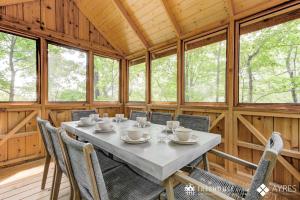 加特林堡The Mulberry in Treehouse Grove at Norton Creek的小屋内带桌椅的用餐室
