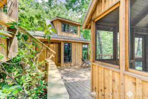 加特林堡The Mulberry in Treehouse Grove at Norton Creek的木屋设有门廊和天井。