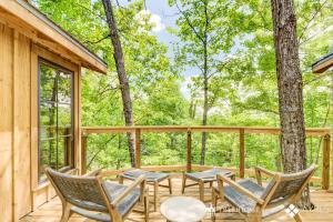 加特林堡The Mulberry in Treehouse Grove at Norton Creek的树屋的甲板上配有桌椅 更多30张照片