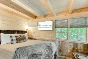 The Mulberry in Treehouse Grove at Norton Creek客房内的一张或多张床位