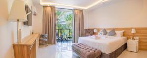 una camera d'albergo con un letto e un balcone di Chak’z 1964 Beach a Dharavandhoo