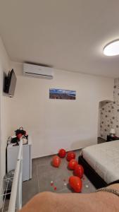 Habitación con cama y globos rojos en el suelo en Raggio di Sole 3 en Bari