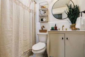 Ένα μπάνιο στο Pet Friendly Bungalow Steps to Inman Park +11 φωτογραφίες