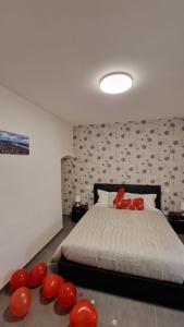 1 dormitorio con 1 cama grande con almohadas rojas en Raggio di Sole 3 en Bari
