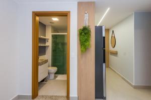 pasillo con baño con aseo y puerta en Noroeste 10/11 Square, en Brasilia