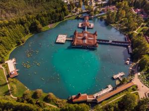 una vista aérea de un lago con barcos en él en Zala Hills Apartman - Batthyány Villapark en Zalacsány