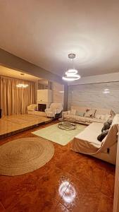 un soggiorno con 2 letti e una TV di Luxury Villa Prada a Skriperón