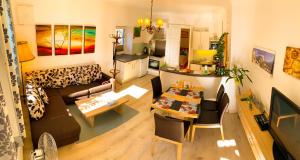 ein Wohnzimmer mit einem Sofa und einem Tisch in der Unterkunft Apartment Haus Braumandl in Bad Ischl
