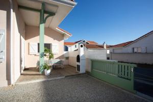 mit Blick auf einen Balkon eines Hauses in der Unterkunft La villa des mouettes in Biscarrosse