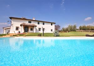 uma casa e uma piscina em frente a uma casa em Tenuta Poggio Al Tufo em Certaldo