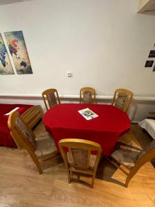 uma mesa vermelha com cadeiras e uma toalha de mesa vermelha em Travel House Wrocław em Breslávia