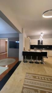 una cucina con un grande tavolo nero in una stanza di Luxury Villa Prada a Skriperón