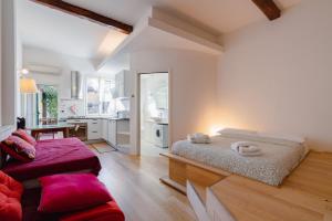 uma sala de estar com uma cama e uma cozinha em Casa Santa Caterina em Bolonha