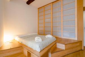 um quarto com uma cama com duas toalhas em Casa Santa Caterina em Bolonha
