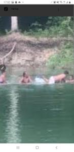 un grupo de personas nadando en un cuerpo de agua en July Vladimir en San Felipe de Puerto Plata