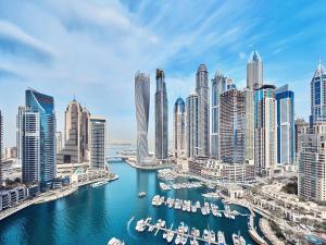 - Vistas a una ciudad con barcos en el agua en Arabian Nights Beach Hostel, en Dubái