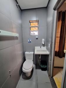 Baño pequeño con aseo y lavamanos en Hostel My House quartos perto do aeroporto de Guarulhos en Guarulhos
