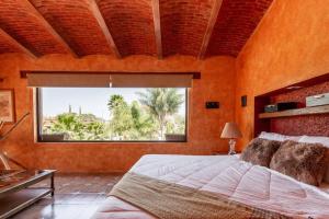 a bedroom with a large bed and a large window at Hermosa Casa 20p/6Hab/Pool/Jacuzzi Tequisquiapan in La Laja