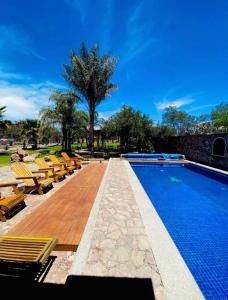 a swimming pool with lounge chairs and a swimming pool at Hermosa Casa 20p/6Hab/Pool/Jacuzzi Tequisquiapan in La Laja