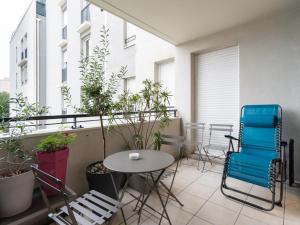 balcón con sillas, mesa y algunas plantas en Cosy Corner avec garage et balcon proche Part-Dieu, en Villeurbanne